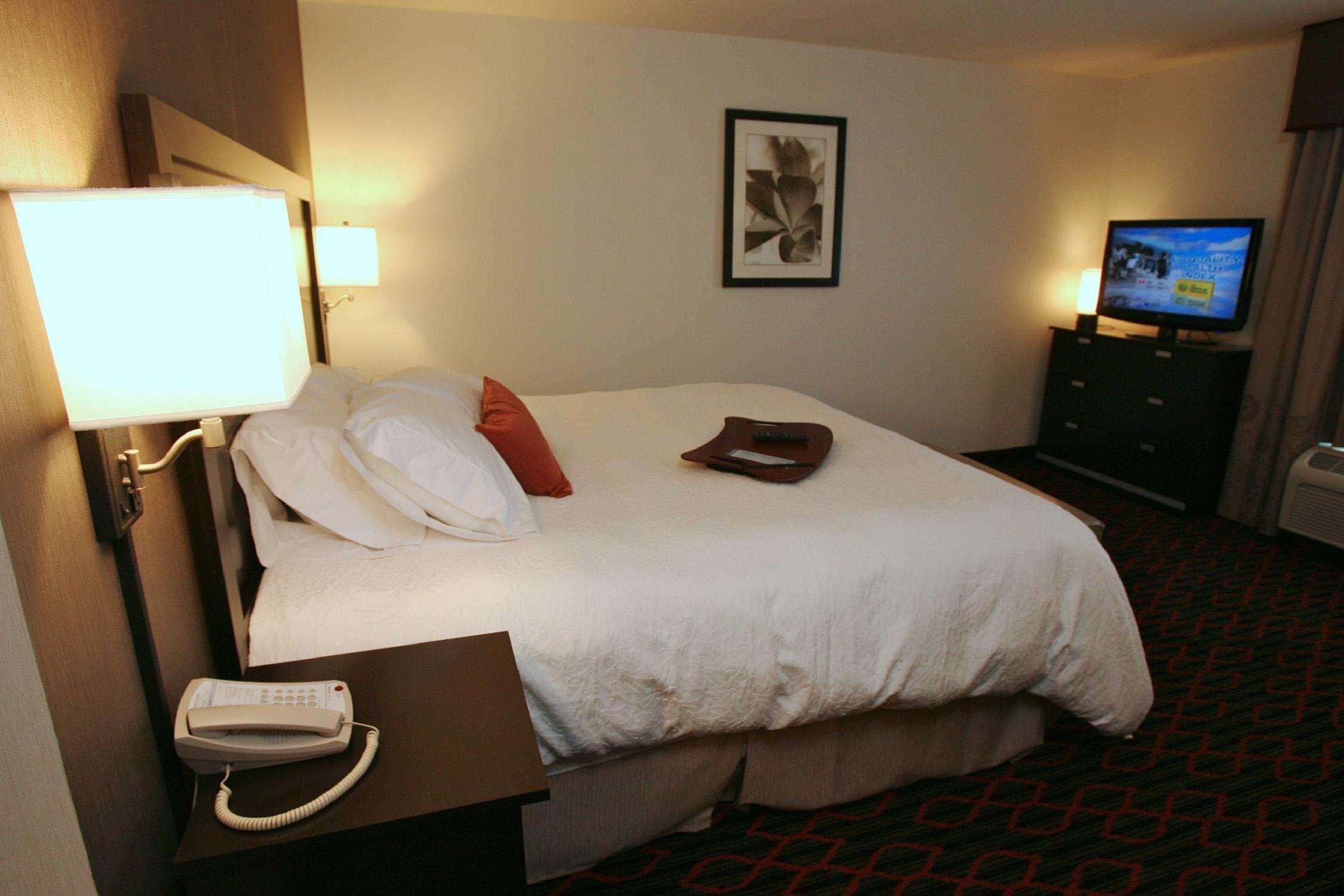 Hampton Inn & Suites Red Deer Penhold Quarto foto
